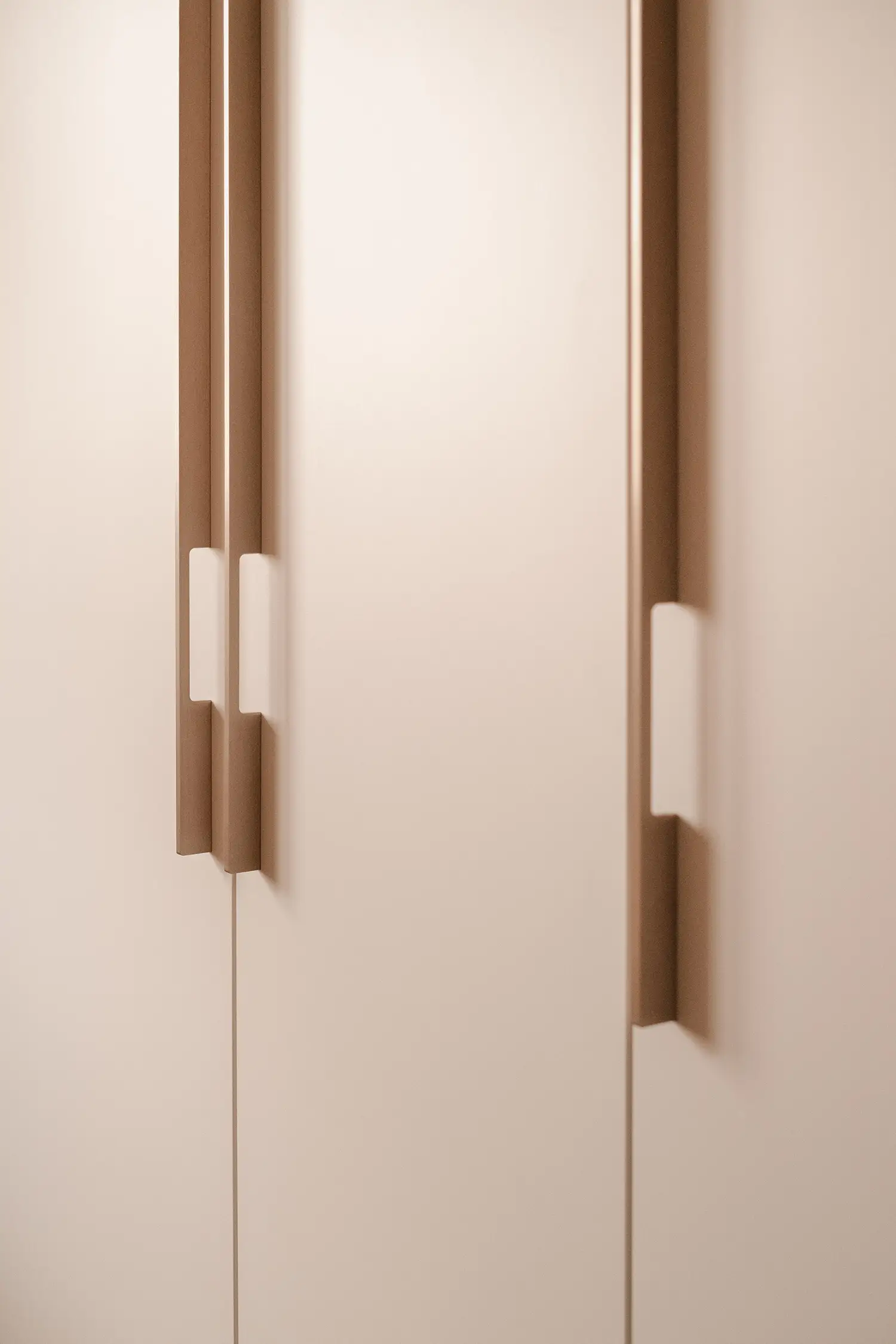 Detail photo of the handles of a closet in a bedroom. Renovation project by studio Elles Interior Design.