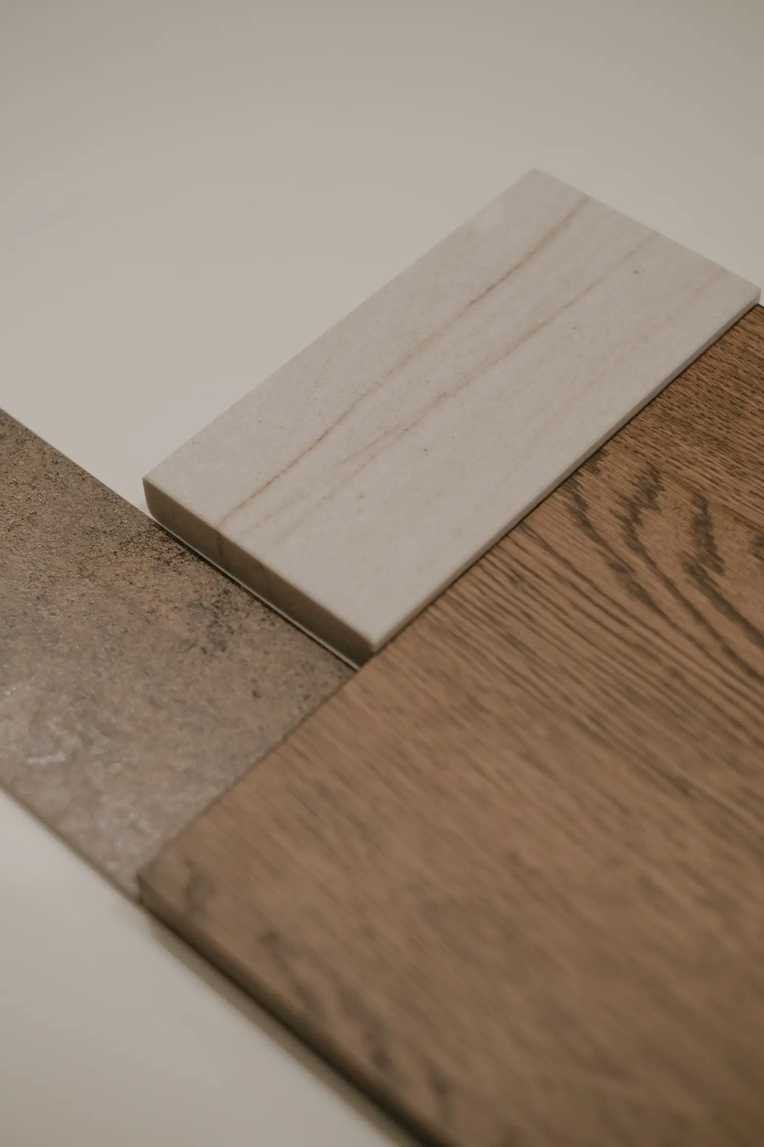 Accostamento di campioni di legno dalla finitura diversa, nella costruzione di una moodboard dello studio Elles Interior Design studio.