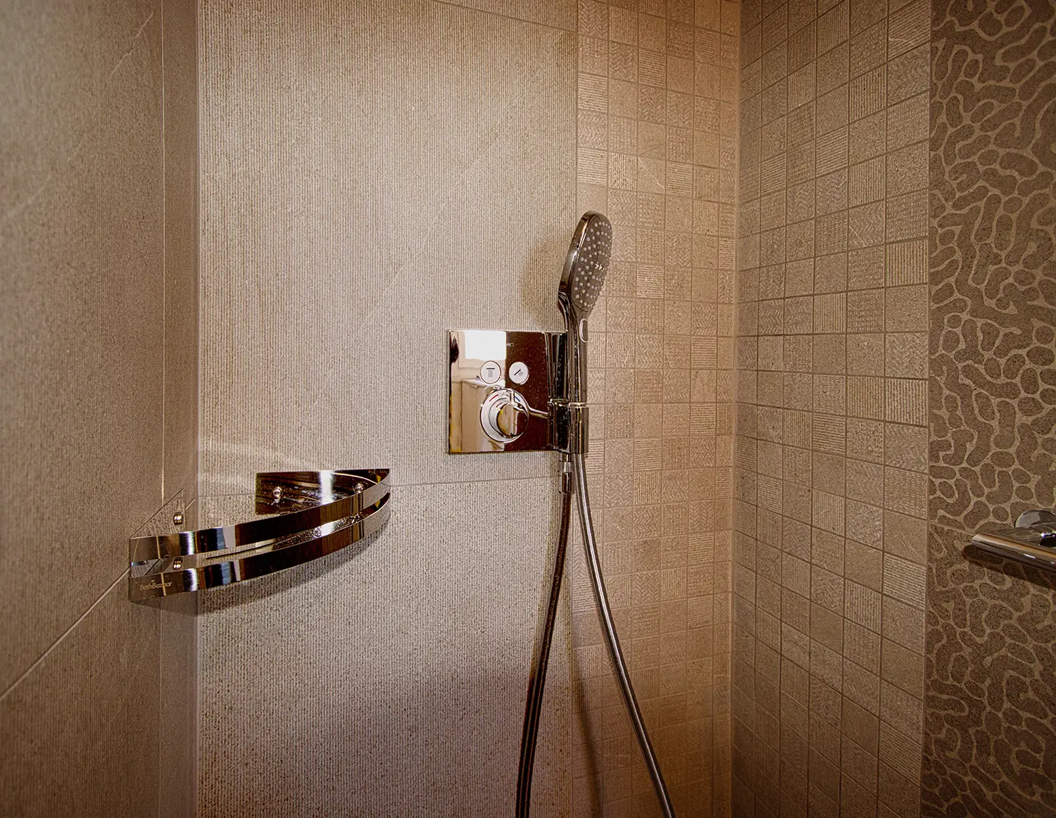 Photo de détail du revêtement et des accessoires de la douche ; projet de rénovation par Elles Interior Design studio.