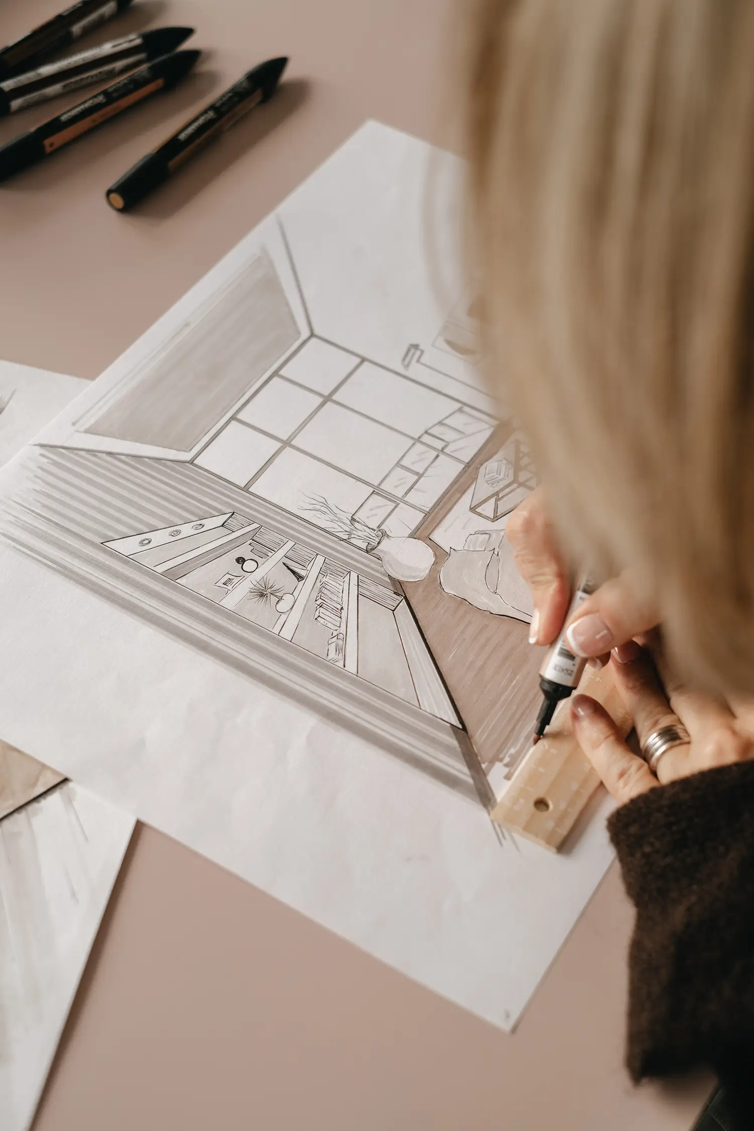 L'architecte d'intérieur Stefania Luraghi, fondatrice du studio Elles Interior Design, travaillant sur le dessin technique d'un projet de rénovation.