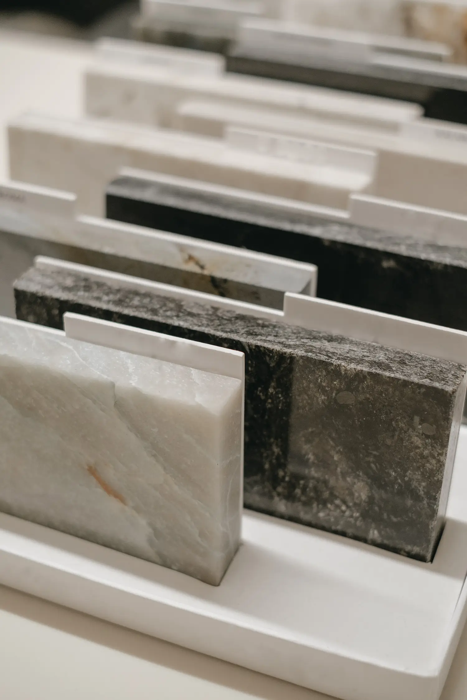 Photo en gros plan d'échantillons de marbre dans la salle d'exposition d'un fournisseur. Conception par Stefania Luraghi, Elles Interior Design.