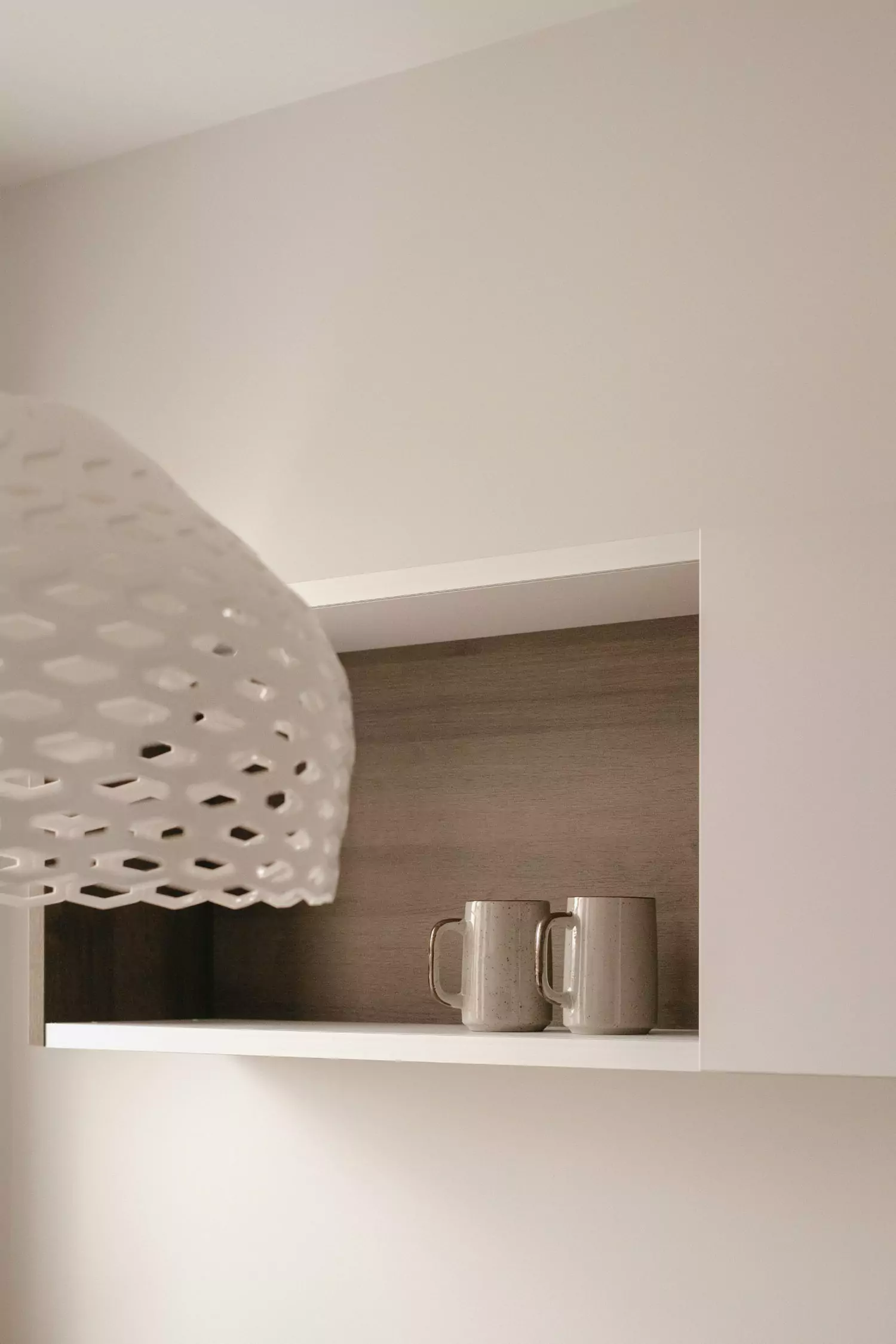 Détail d'un meuble niche dans une cuisine conçue par Elles Interior Design.