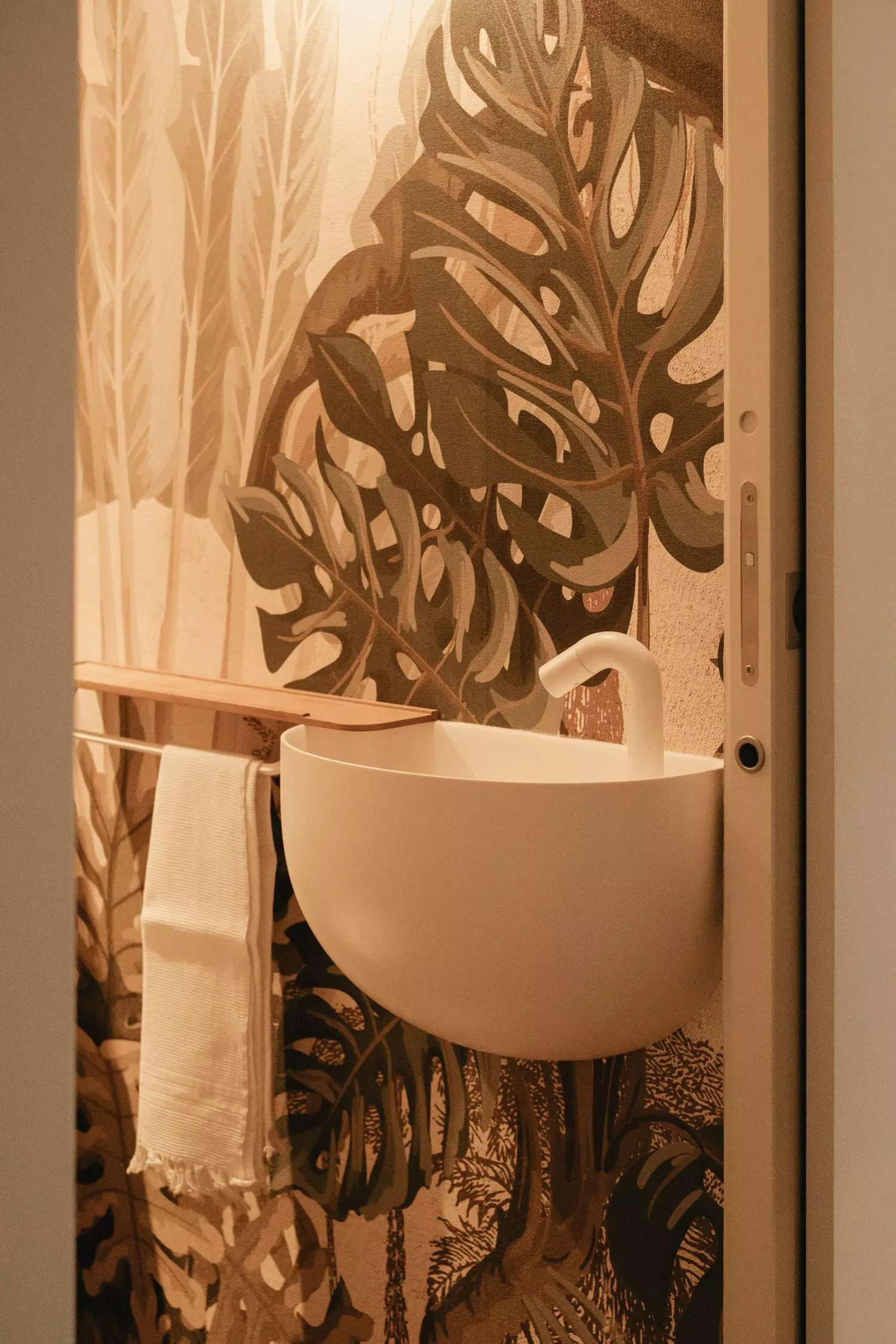 Un lave mains qui minimise l'encombrement dans les toilettes, dans un projet d'aménagement intérieur de Stefania Luraghi.