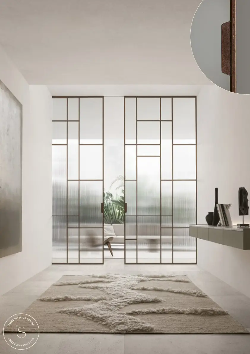 Porte coulissante en verre pour couloir lumineux.