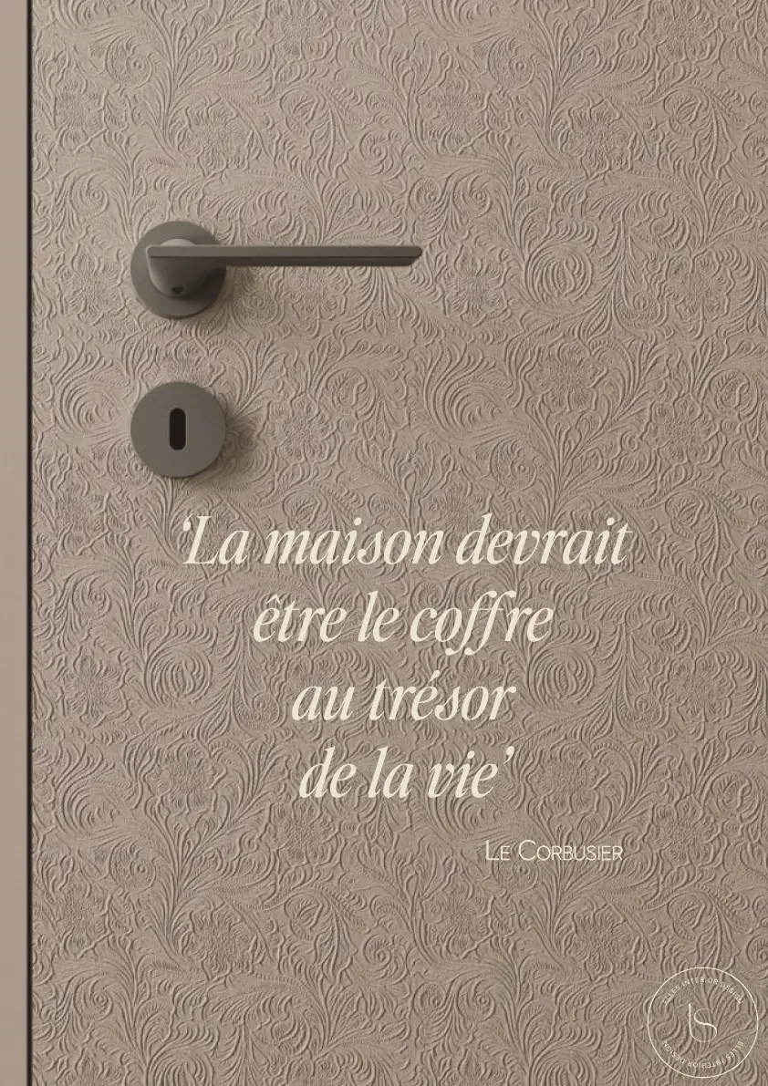 Porta Venus avec texture appliquées sur la porte laquée évoquent les motifs floraux de l’Art nouveau. Citation Le Corbusier by Elles Interior Design