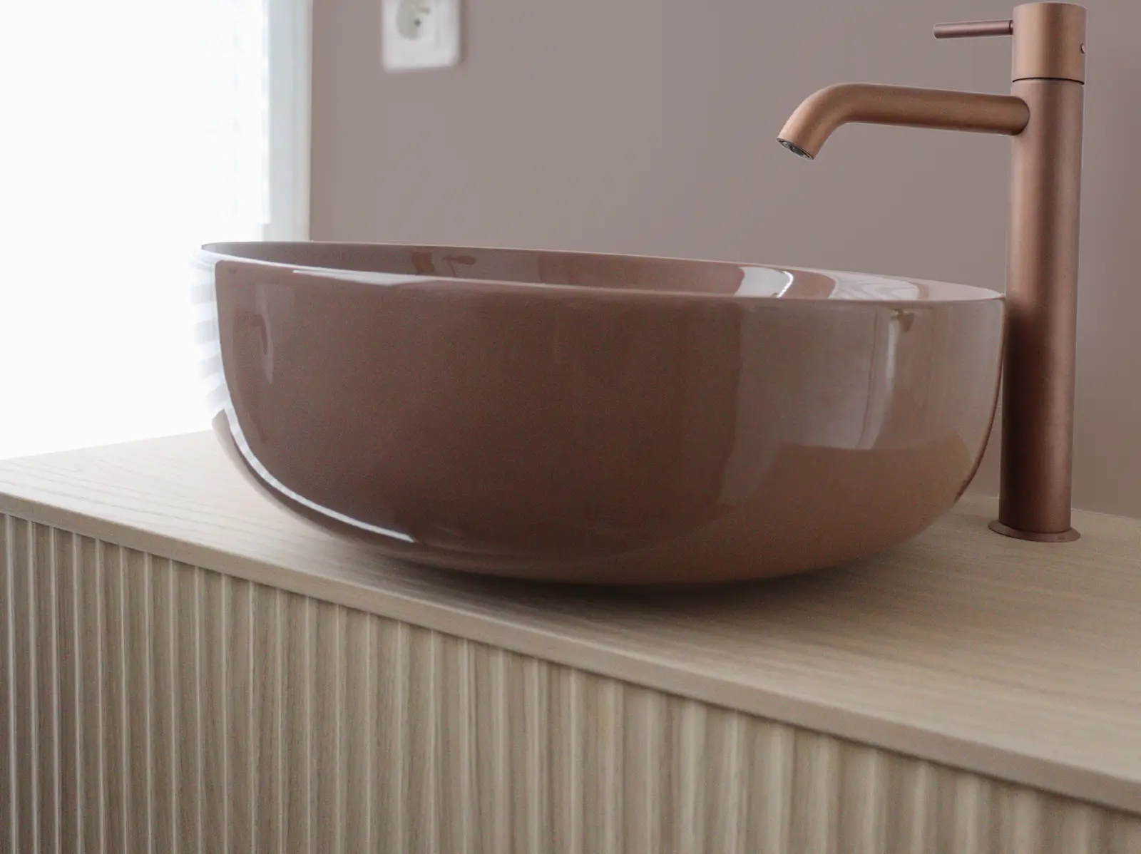 Lavabo de salle de bain en céramique brillante couleur Ninfea de la marque Cielo