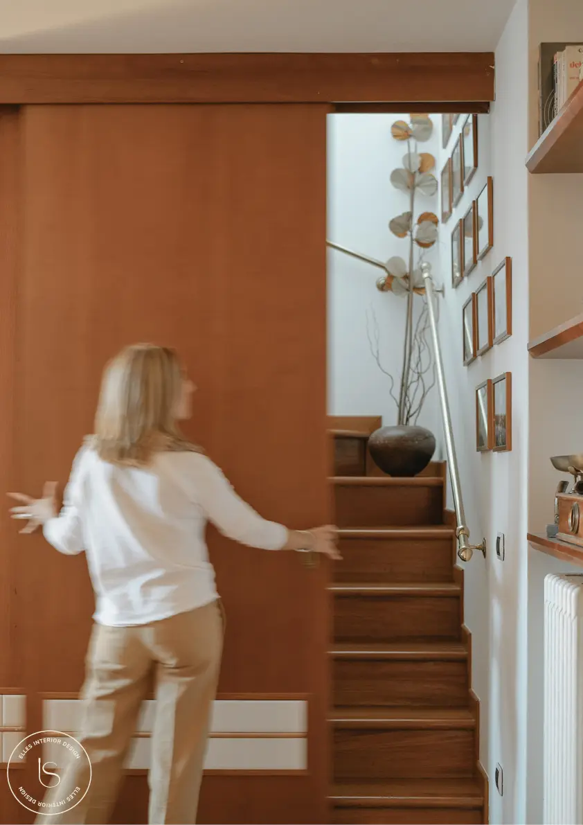 Portes coulissantes apparentes toute hauteur, véritables éléments phares apportant une touche unique à l’espace.