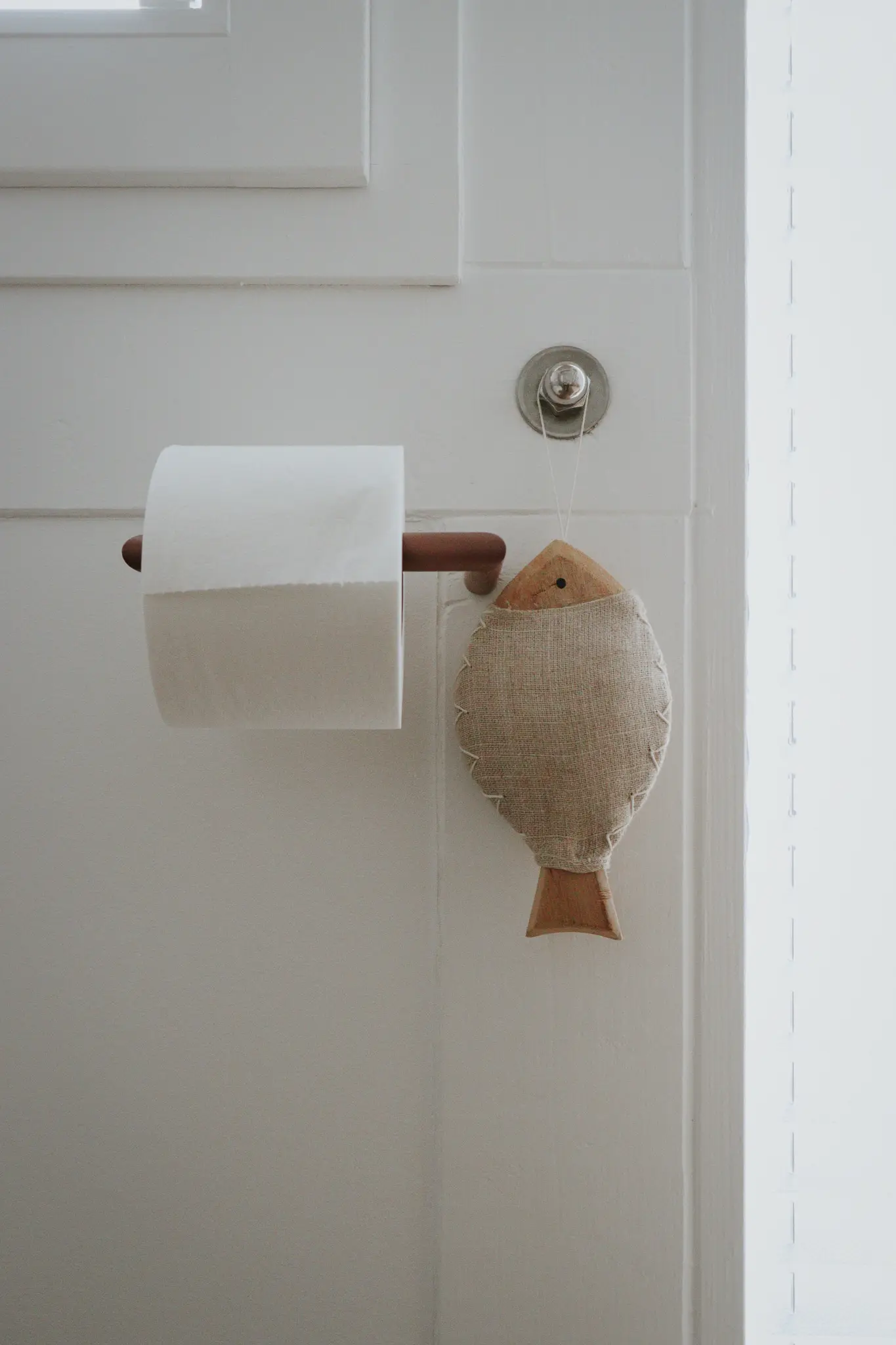 Porte-papier toilette design moderne en métal PVD