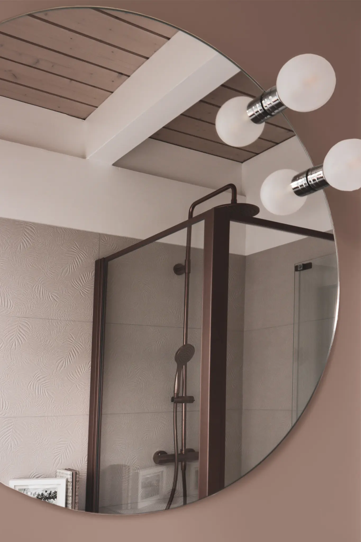 Miroir de salle de bain avec lumières intégrées reflétant la douche moderne