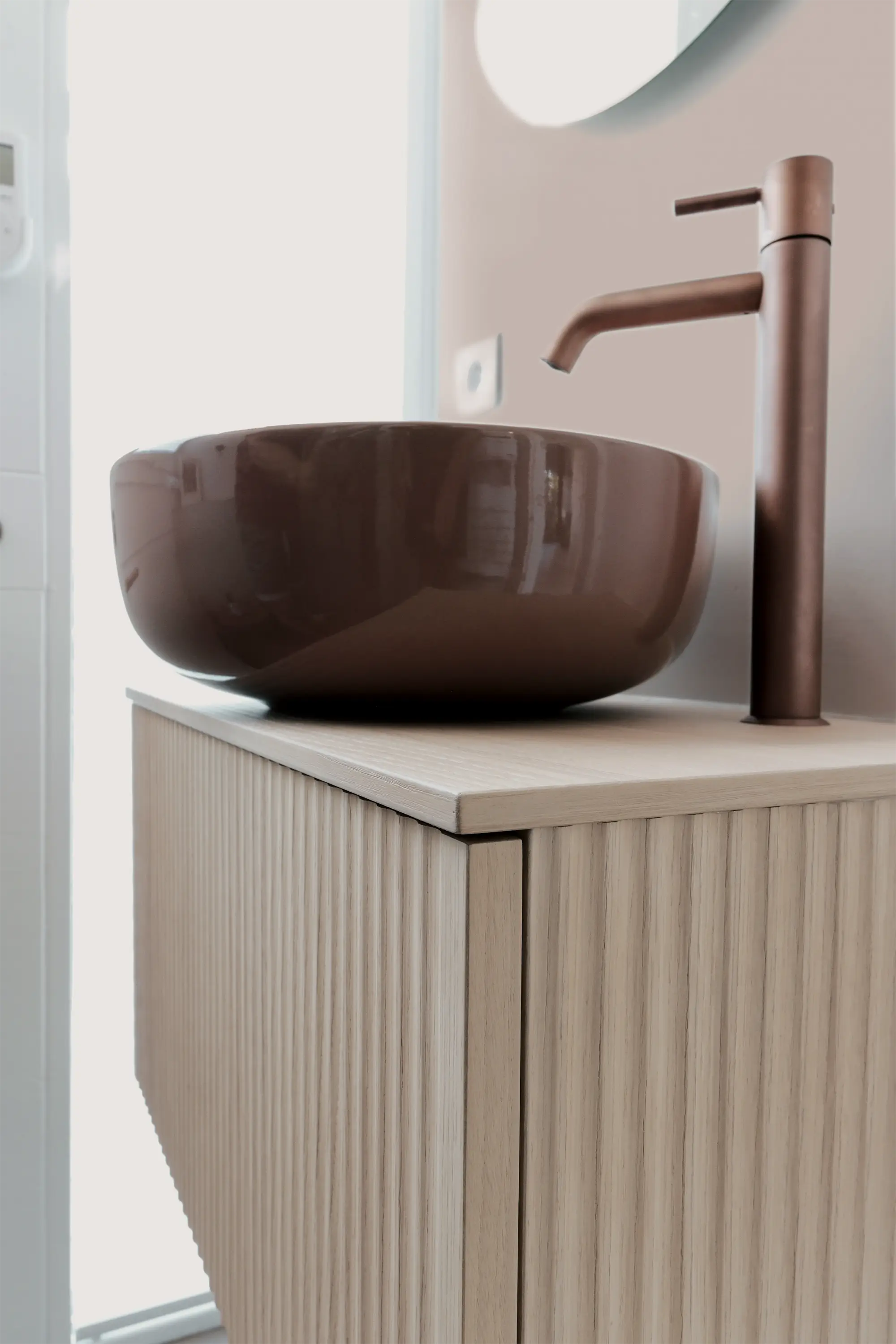 Meuble en bois d’orme clair avec lavabo moderne