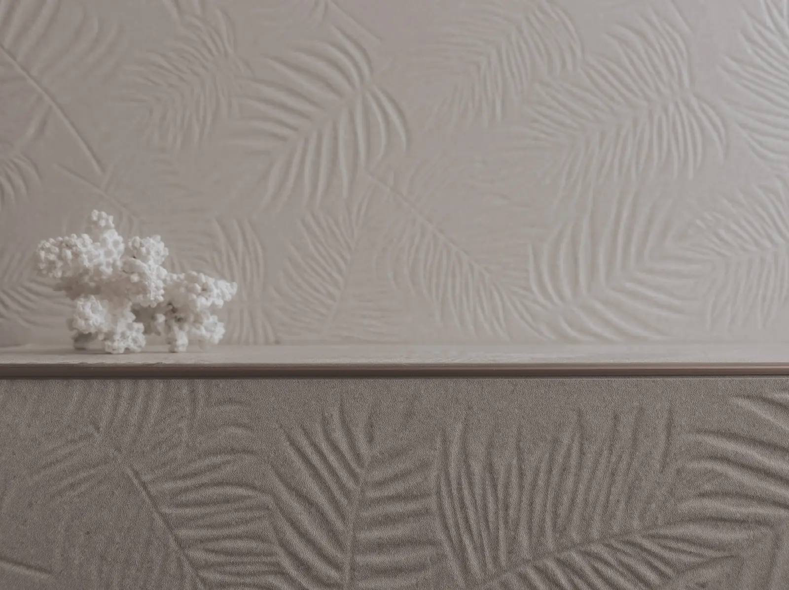 Gros plan sur carrelage en grès cérame couleur sable avec texture douce