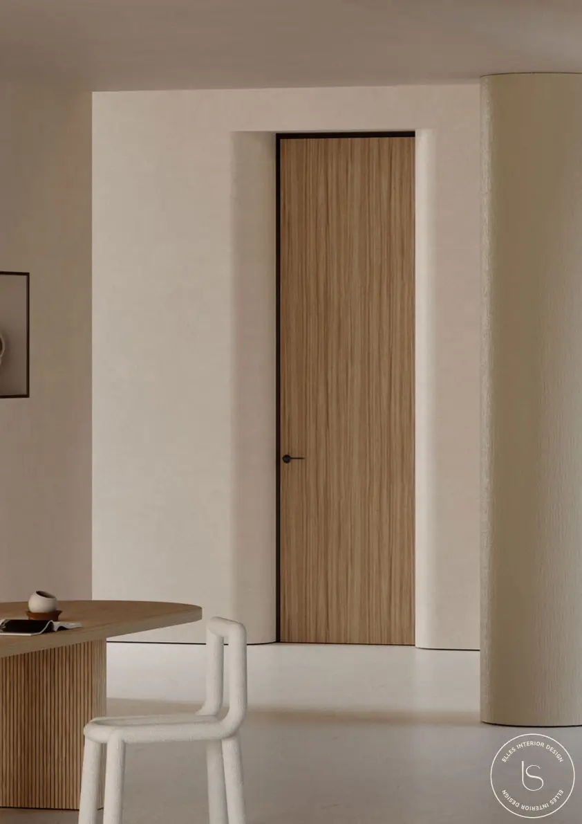 Porte affleurante intégrée dans la boiserie, avec un revêtement bois assorti et un cadre sombre, créant un effet uniforme et élégant en continuité avec le mur.