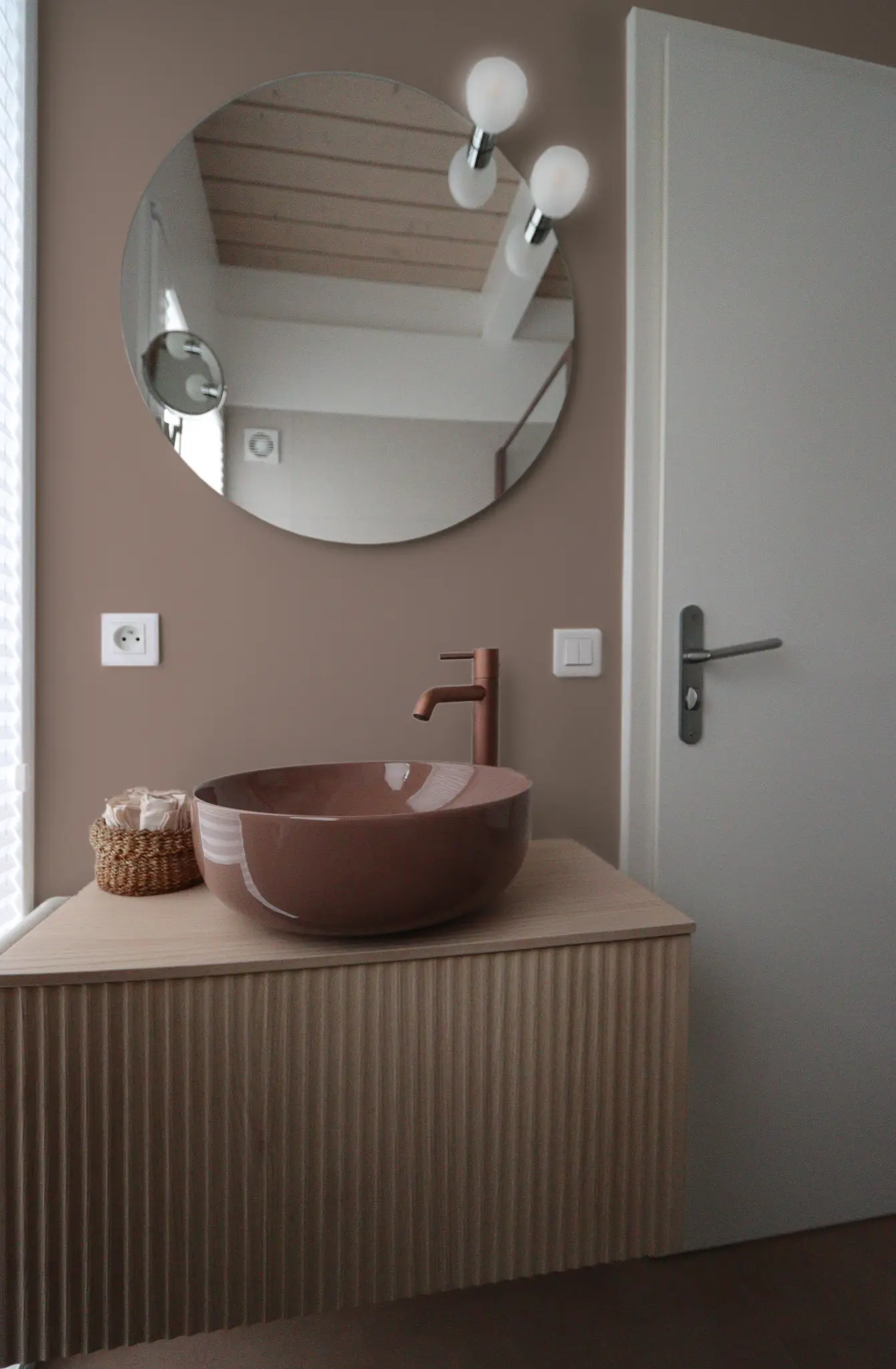 Mobile bagno moderno in legno chiaro con specchio rotondo