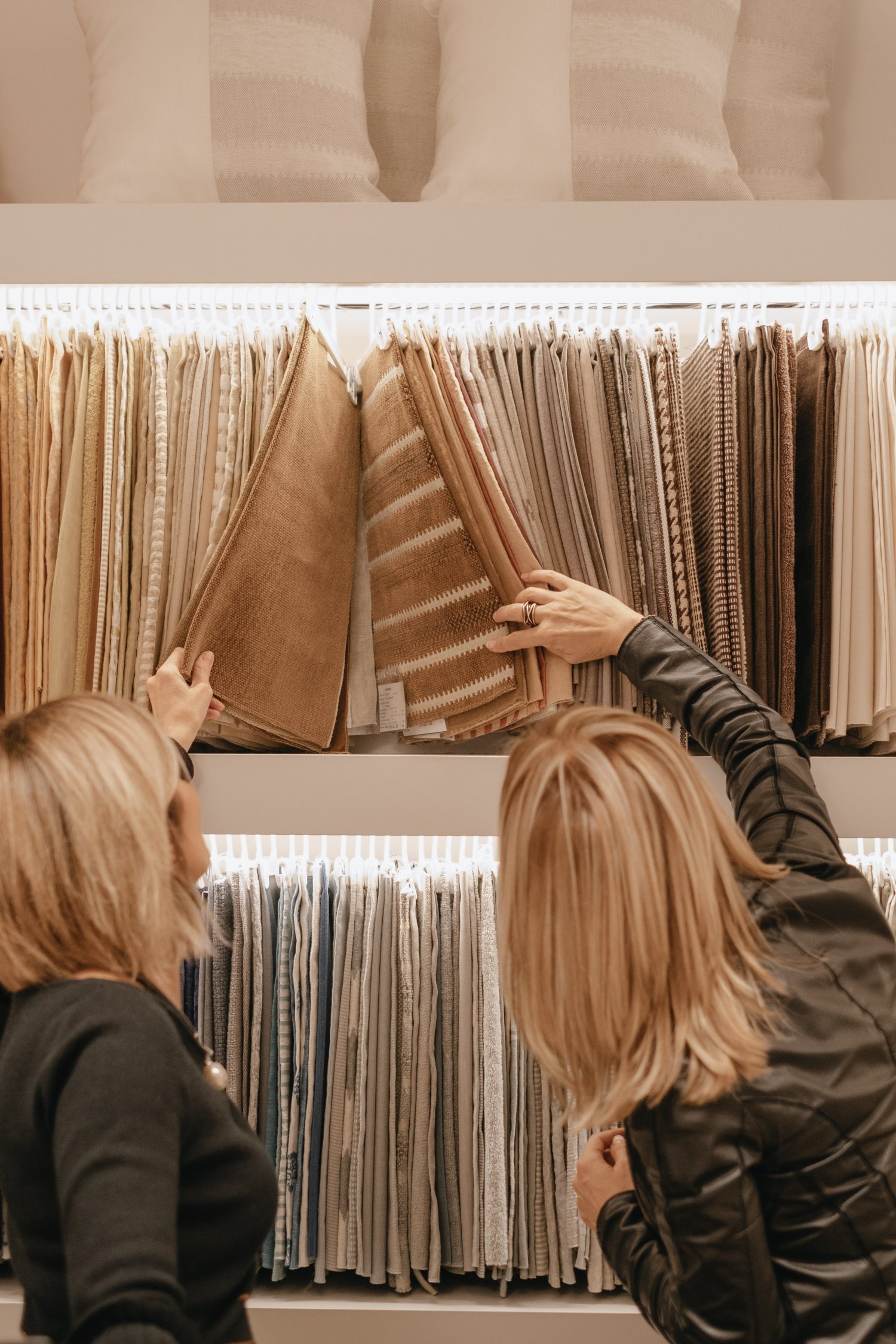 L'arredatrice di interni Stefania Luraghi, fondatrice di Elles Interior Design Studio, mentre sceglie i tessuti nello showroom di un fornitore.