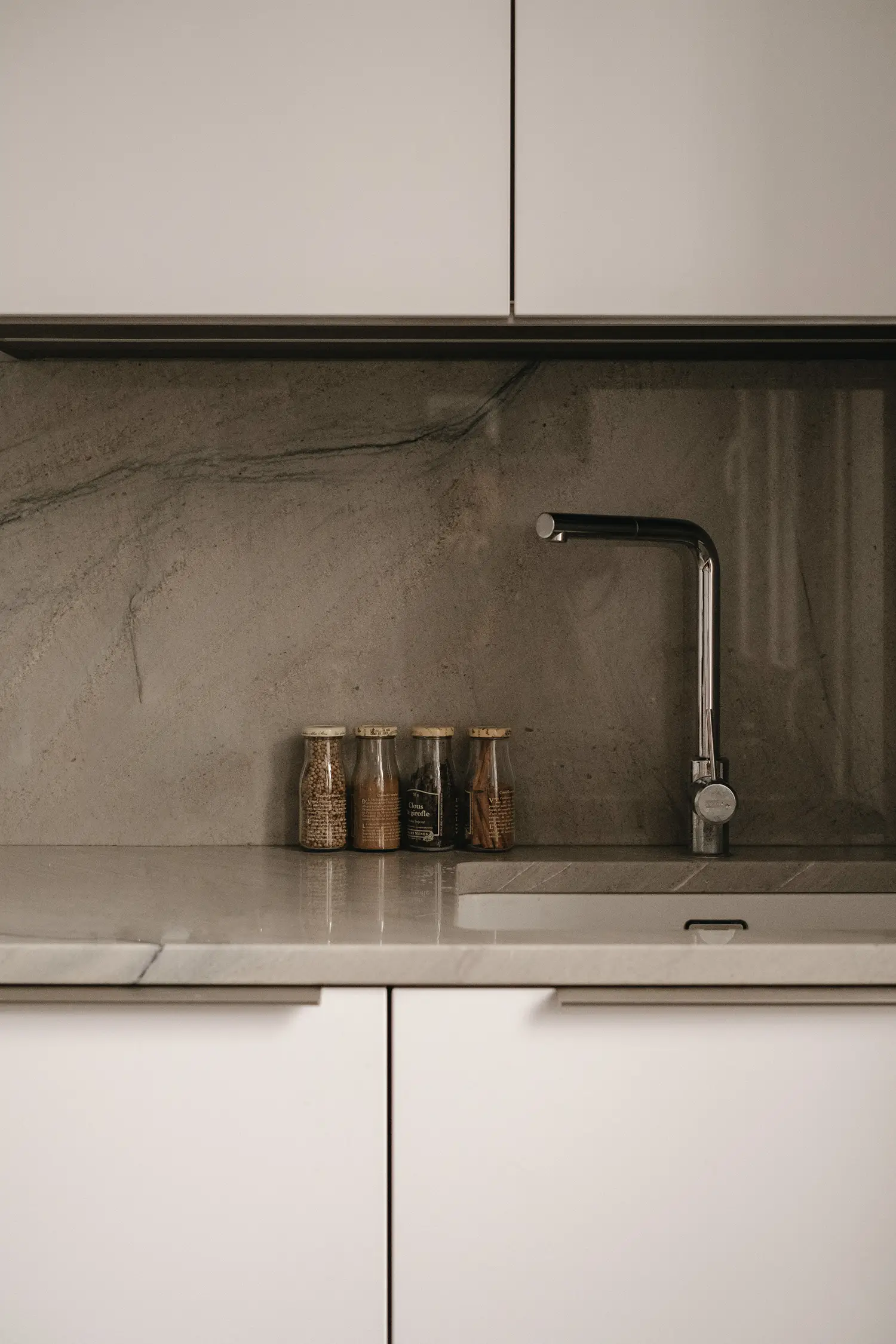 Foto angolo cucina con dettaglio sul ripiano in granito, progetto di ristrutturazione dello studio Elles Interior Design.