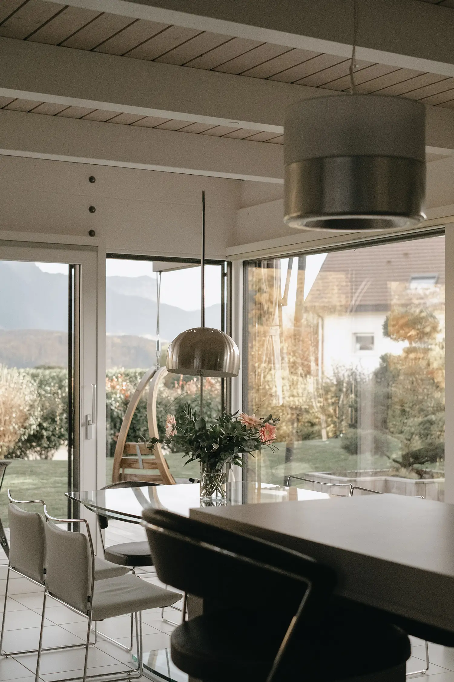 Foto sala da pranzo con tavolo estendibile e lampada ad arco per illuminazione diretta, progetto di ristrutturazione dello studio Elles Interior Design.