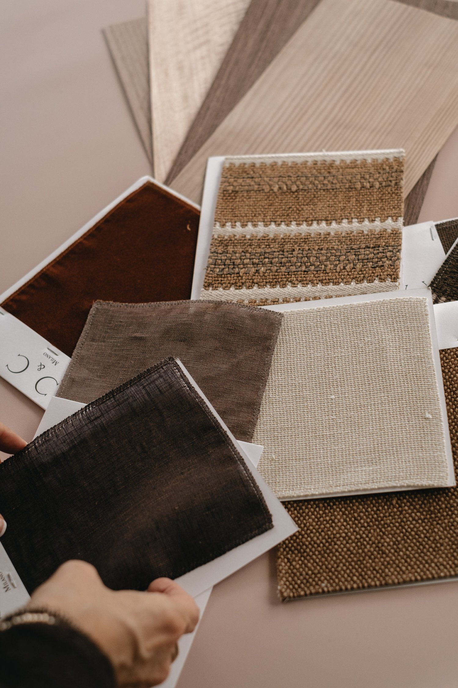 L'interior designer Stefania Luraghi tiene in mano il campione di tessuto selezionato per gli imbottiti di un progetto di arredo.