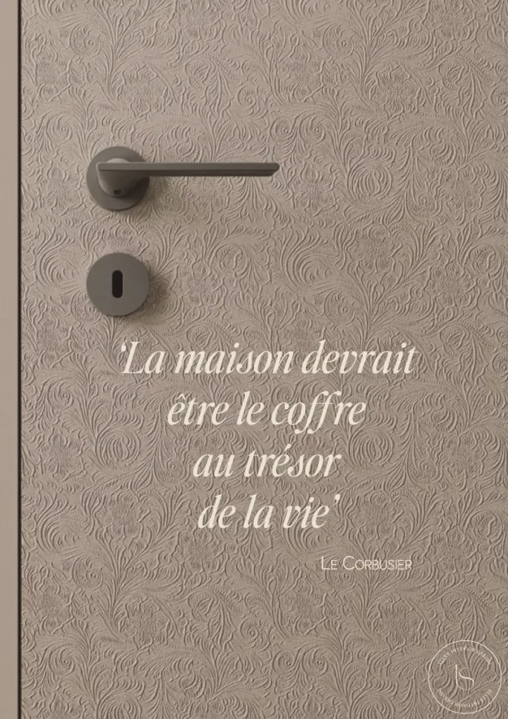 Porta Venus con texture applicata su anta laccata che rievoca motivi floreali dell’art nouveau con citazione di Le Corbusier, by Elles Interior Design.